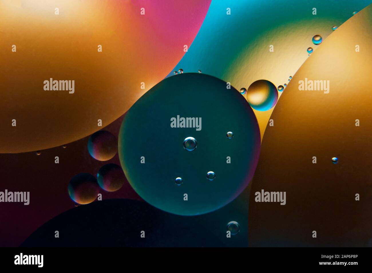 Gotas de aceite de colores en el agua. Antecedentes abstractos. Foto macro artística. Foto de stock