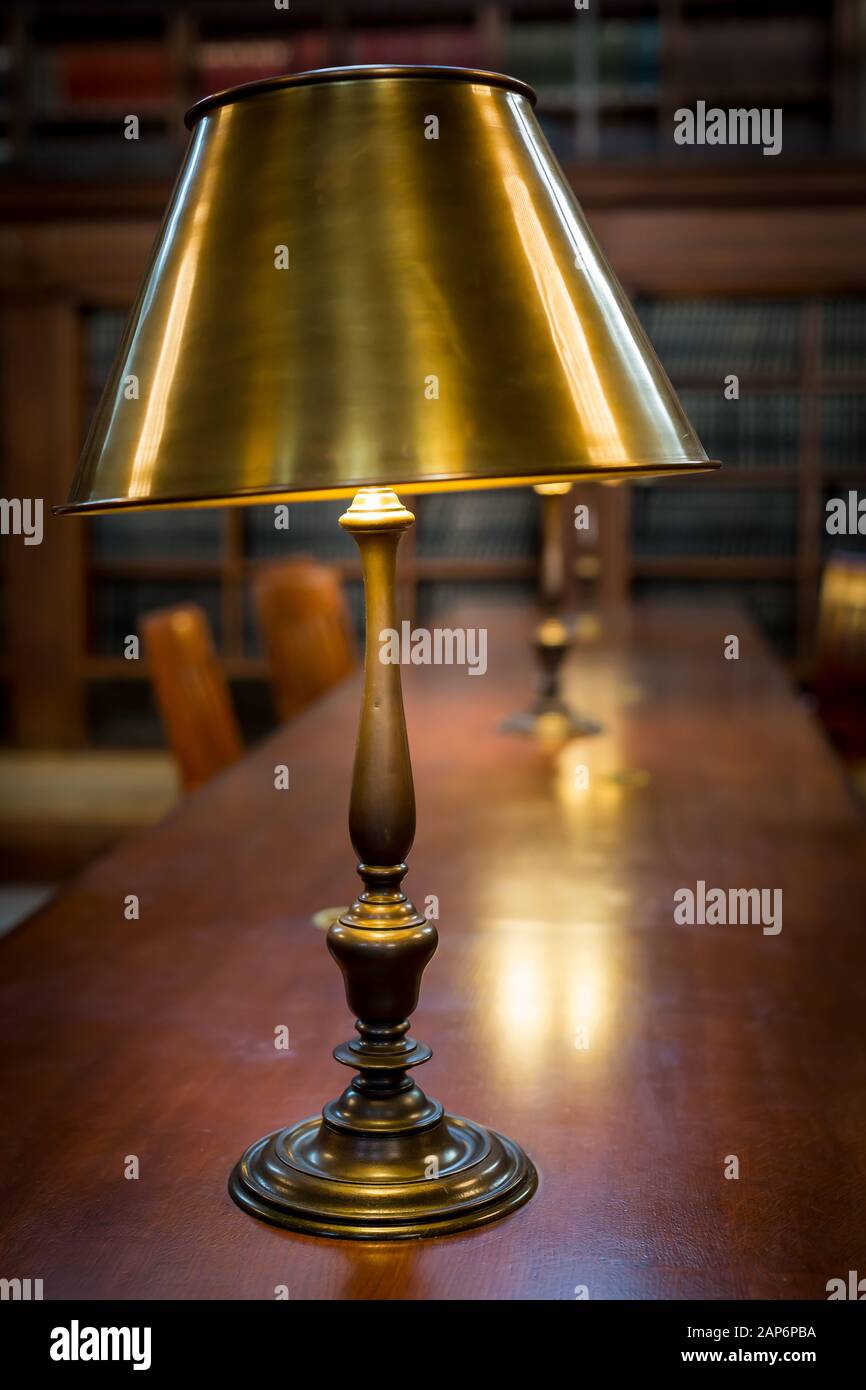 Library lamp fotografías e imágenes de alta resolución - Alamy