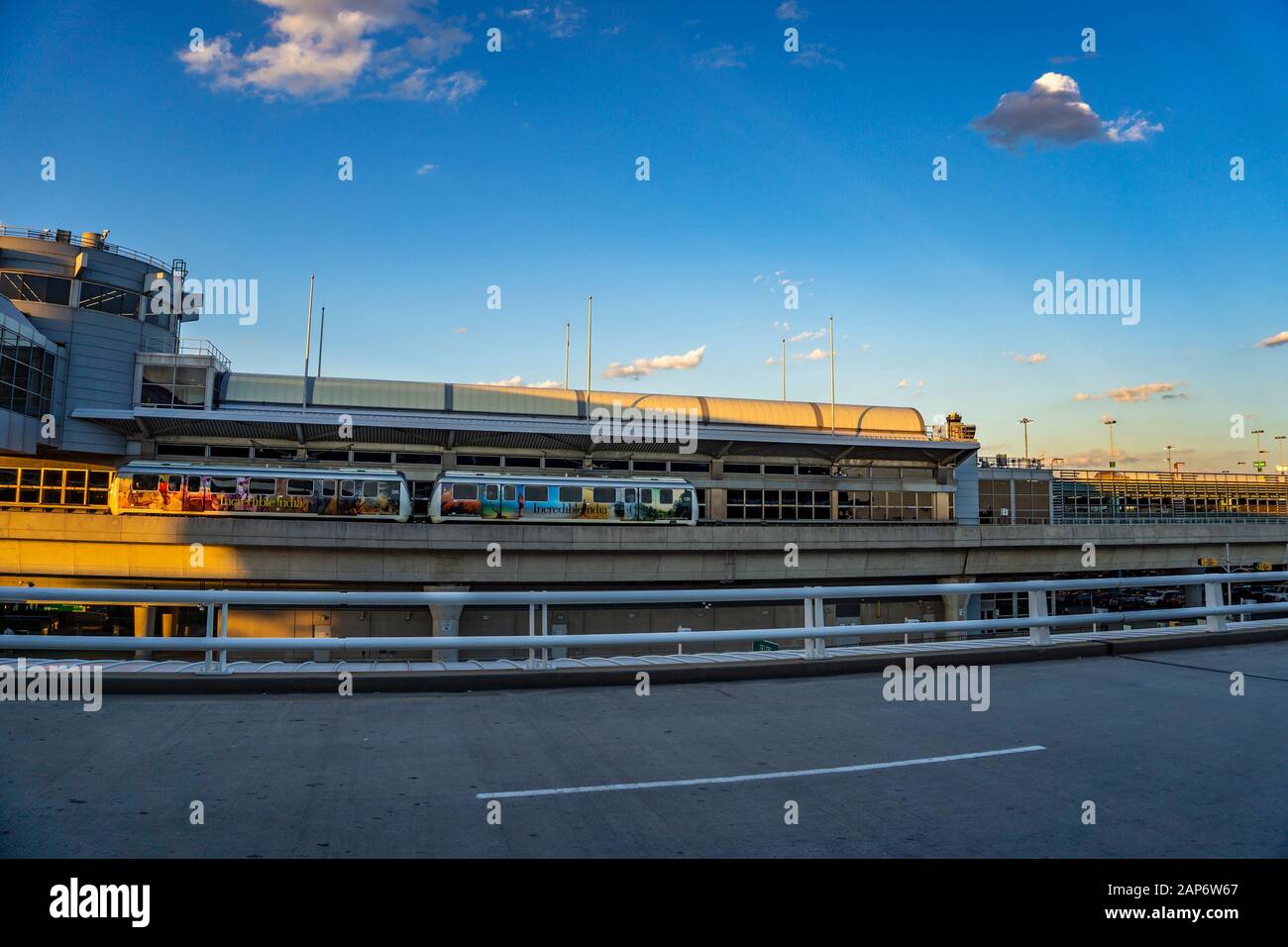 Vista exterior del histórico aeropuerto John F. Kennedy y de los alrededores de Nueva York al atardecer Foto de stock