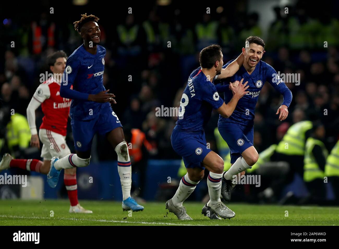 Stamford Bridge, Londres, Unido. ene, 2020. La Liga inglesa de fútbol, Chelsea vs Arsenal; Jorginho de Chelsea como él anota el punto penal para el 1-0 en el