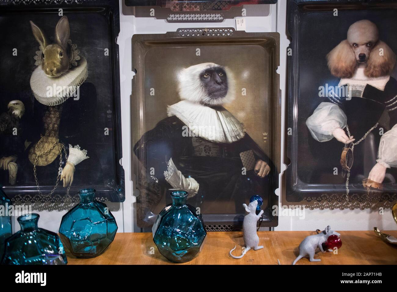 Londres, Reino Unido - 23 de diciembre de 2019, el interior de la tienda Liberty en Regent Street. Pinturas con retratos de monos animales exóticos pintados como portra Foto de stock