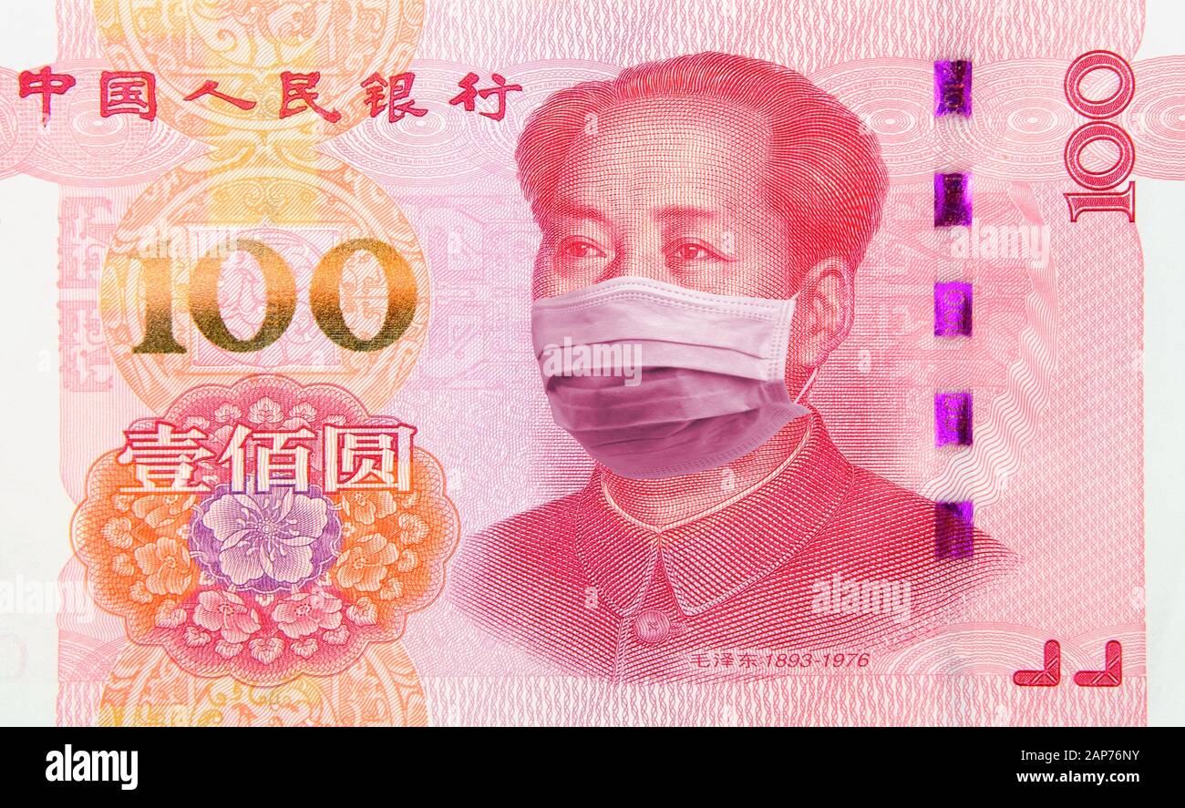 El Coronavirus Wuhan Sars Enfermedad. Concepto: Cuarentena en China, billete de 100 Yuan con máscara facial. Economía y mercados financieros afectados por el virus de la corona Foto de stock