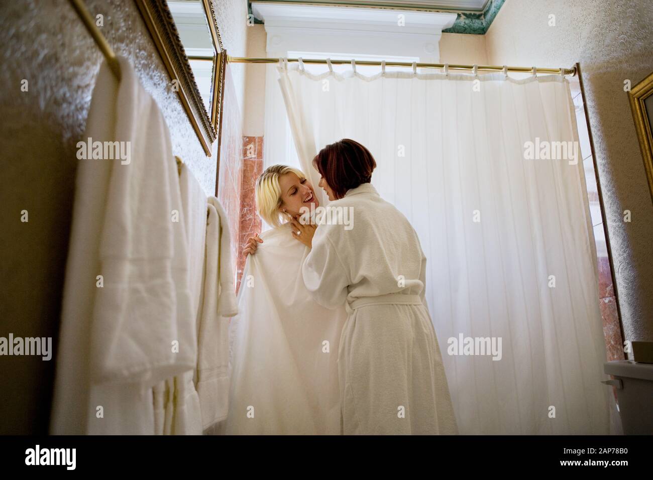 Una joven pareja de lesbianas mirando unos a otros en el baño Fotografía de  stock - Alamy