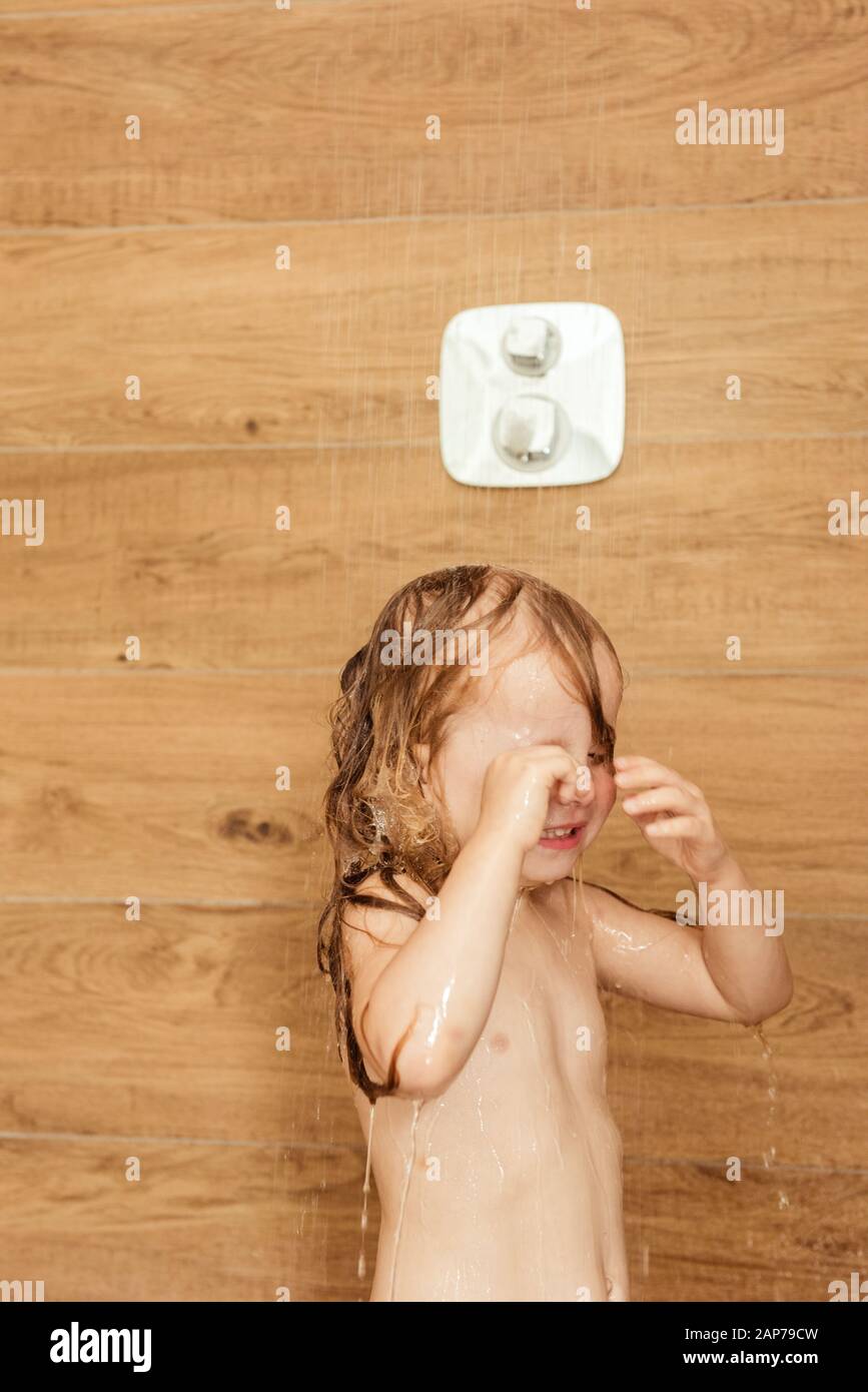 Niña bañandose en la ducha fotografías e imágenes de alta resolución - Alamy