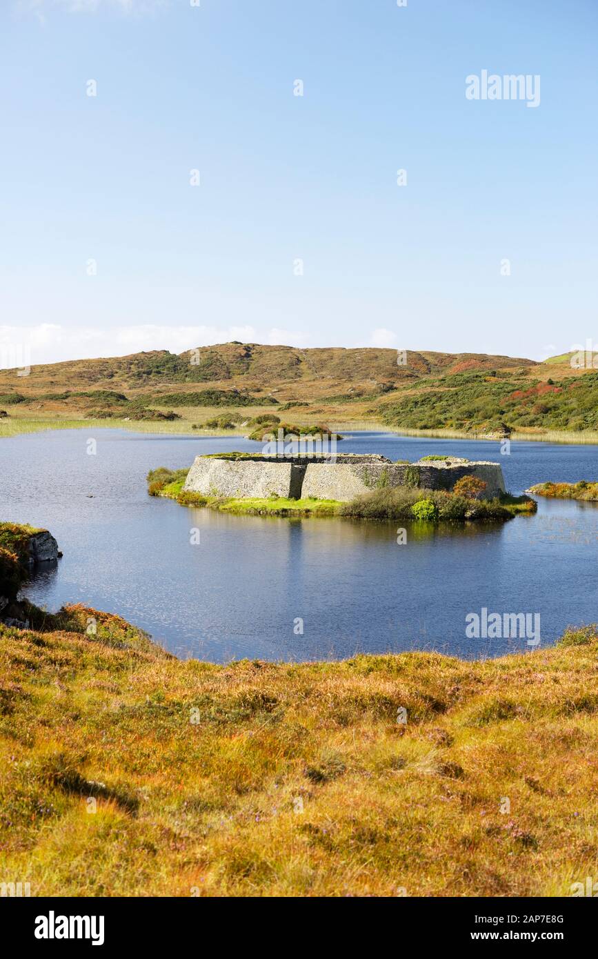 Doon Fort piedra prehistórica cashel caiseal o dun. Refugio pre-cristiano en la pequeña isla del lago crannog en Doon Lough cerca de Ardara, Donegal, Irlanda Foto de stock