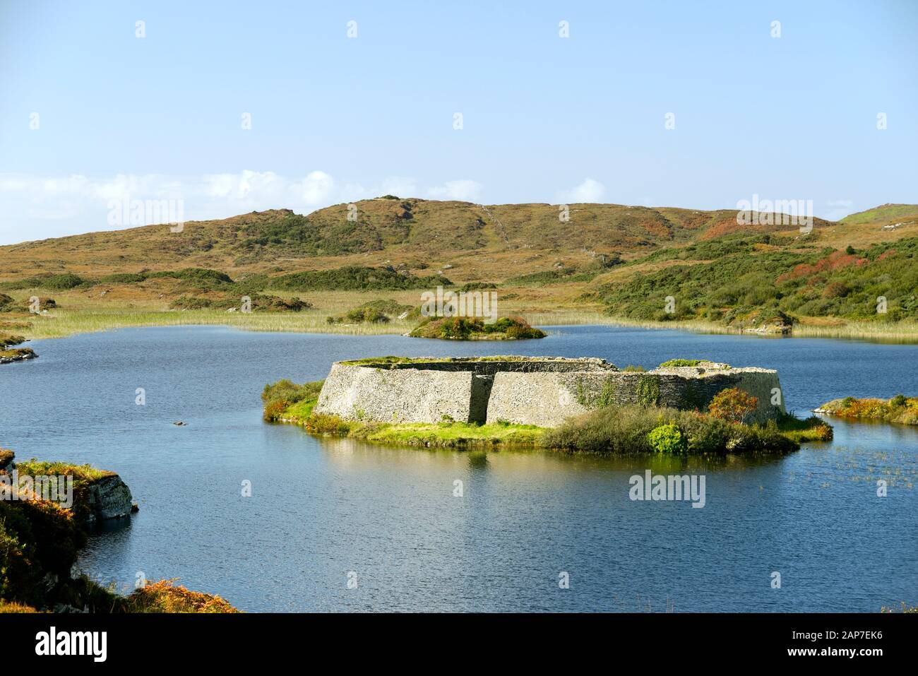 Doon Fort piedra prehistórica cashel caiseal o dun. Refugio pre-cristiano en la pequeña isla del lago crannog en Doon Lough cerca de Ardara, Donegal, Irlanda Foto de stock