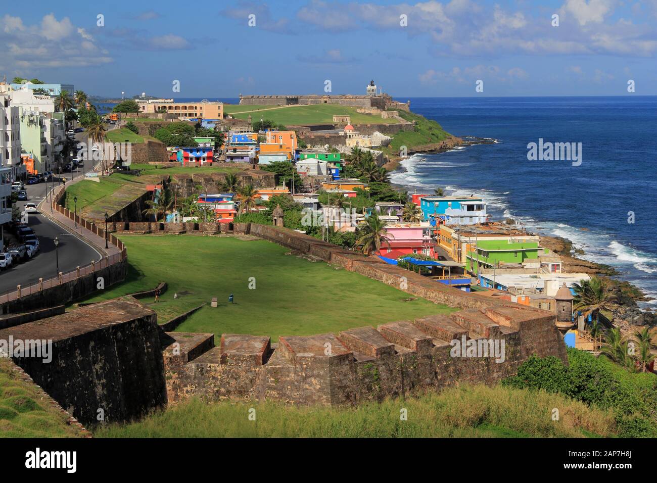 Muros masivos marcados por numerosas cajas de centinela, conocidas en español como guaritas, rodean la ciudad portuaria caribeña del Viejo San Juan en Puerto Rico Foto de stock
