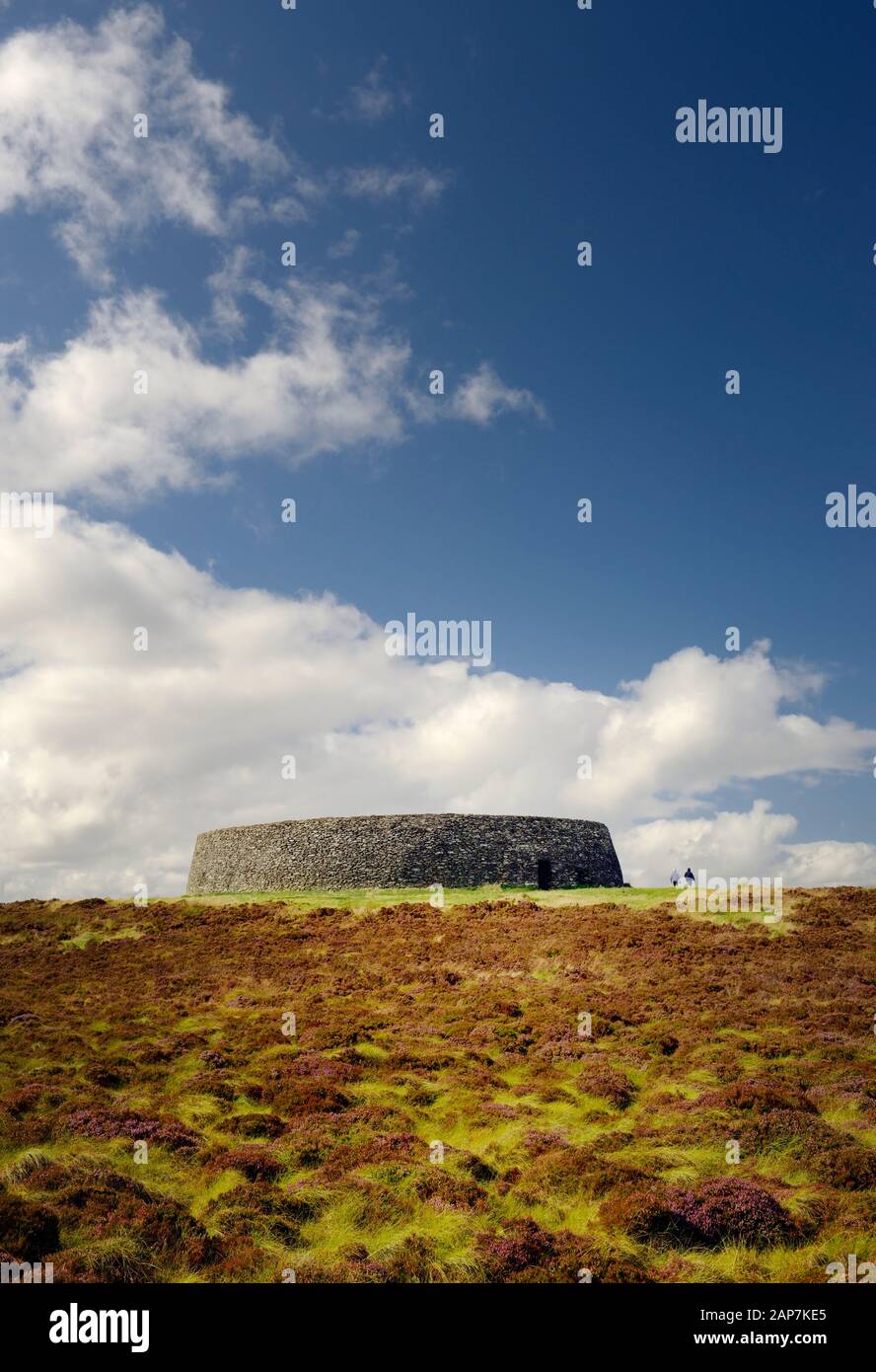 Grianan de Aileach en Donegal, Irlanda. Prehistórico Celtic piedra defensiva en la cima de la colina fort cashel y posiblemente el templo del sol. Una vez sede real de los o’Neill Foto de stock