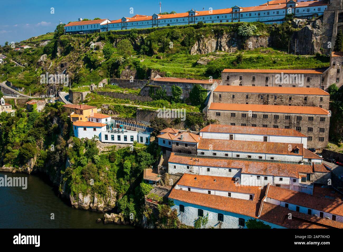 Vista de la ciudad de Villa Nova de Gaia a orillas del río Duero en Portugal Foto de stock