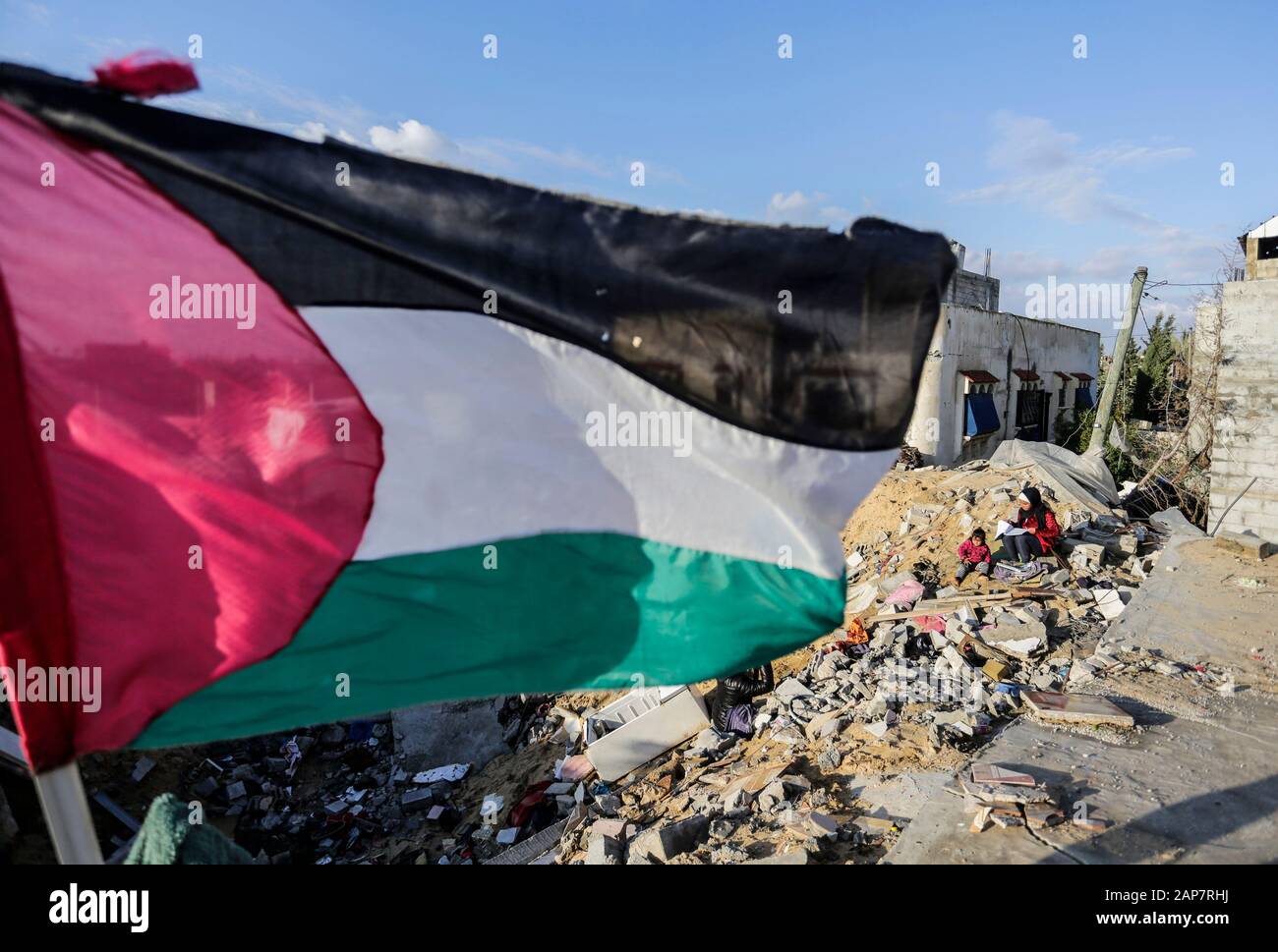 Ciudad De Gaza, Palestina. 19 de enero de 2020. Escombros en la casa destruida de Hamouda Abu Amra. La familia Abu Umrah, formada por 19 personas, perdió su casa de cinco pisos después de una incursión israelí en Gaza el 13 de noviembre de 2019. Crédito: Sopa Images Limited/Alamy Live News Foto de stock