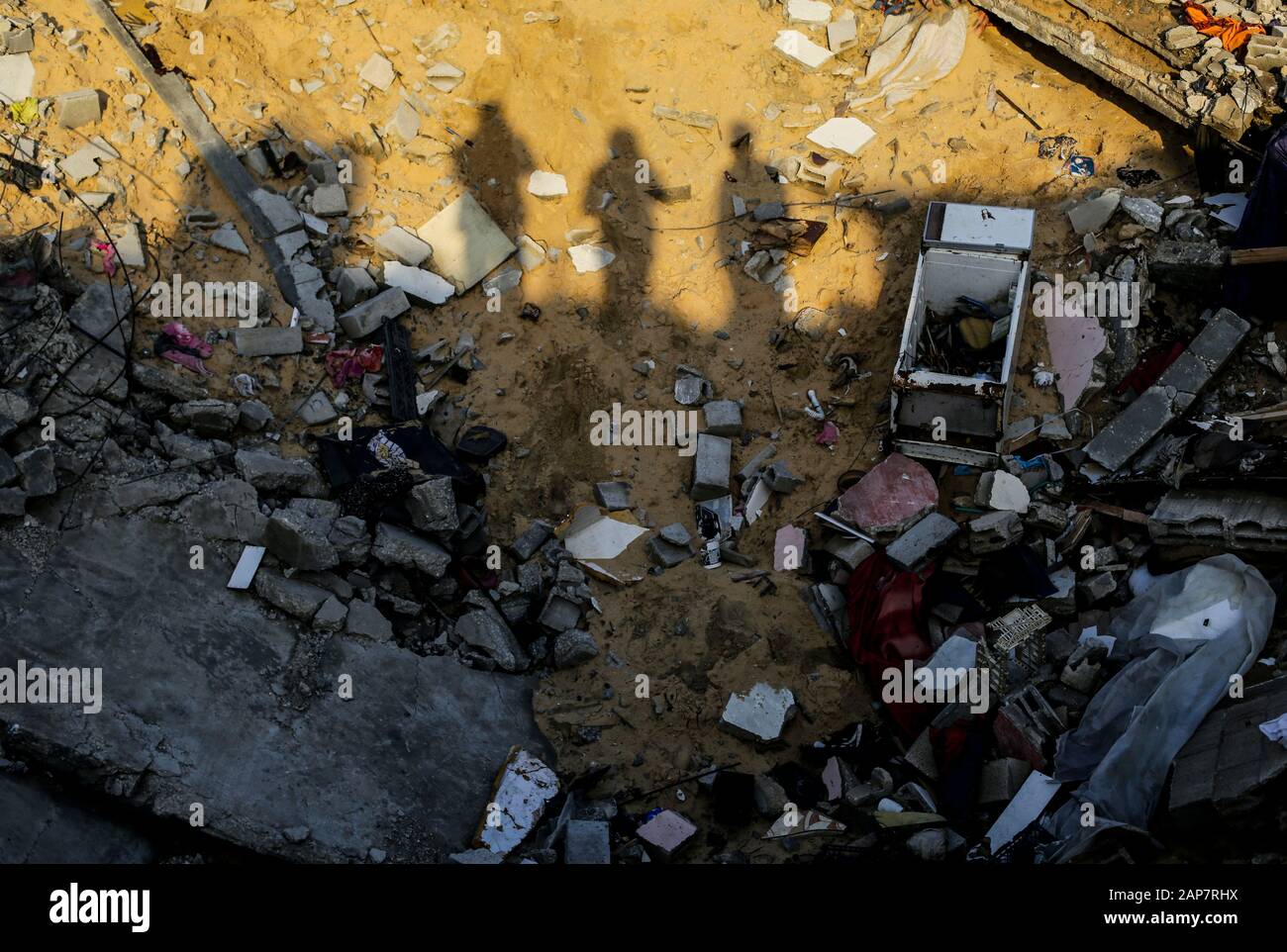 Ciudad De Gaza, Palestina. 19 de enero de 2020. Escombros de la casa destruida de Hamouda Abu Amra. La familia Abu Umrah, formada por 19 personas, perdió su casa de cinco pisos después de una incursión israelí en Gaza el 13 de noviembre de 2019. Crédito: Sopa Images Limited/Alamy Live News Foto de stock