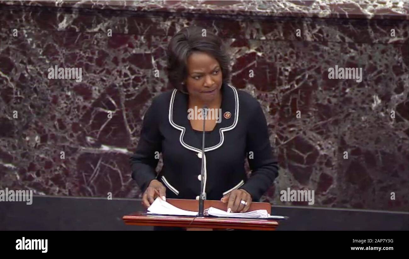 Washington, DC, Estados Unidos . 21 de enero de 2020. En esta imagen de la televisión del Senado de los Estados Unidos, el Representante de los Estados Unidos Val Demings (Demócrata de Florida), gerente de la Cámara de representantes de los Estados Unidos, hace comentarios de apertura sobre una enmienda a la resolución 483 del Senado de los Estados Unidos, Durante el juicio político del presidente estadounidense Donald J. Trump en el Senado de Estados Unidos en el Capitolio de Estados Unidos en Washington, DC el martes 21 de enero de 2020. Crédito obligatorio: Televisión del Senado de Estados Unidos a través de CNP /MediaPunch Credit: MediaPunch Inc/Alamy Live News Foto de stock