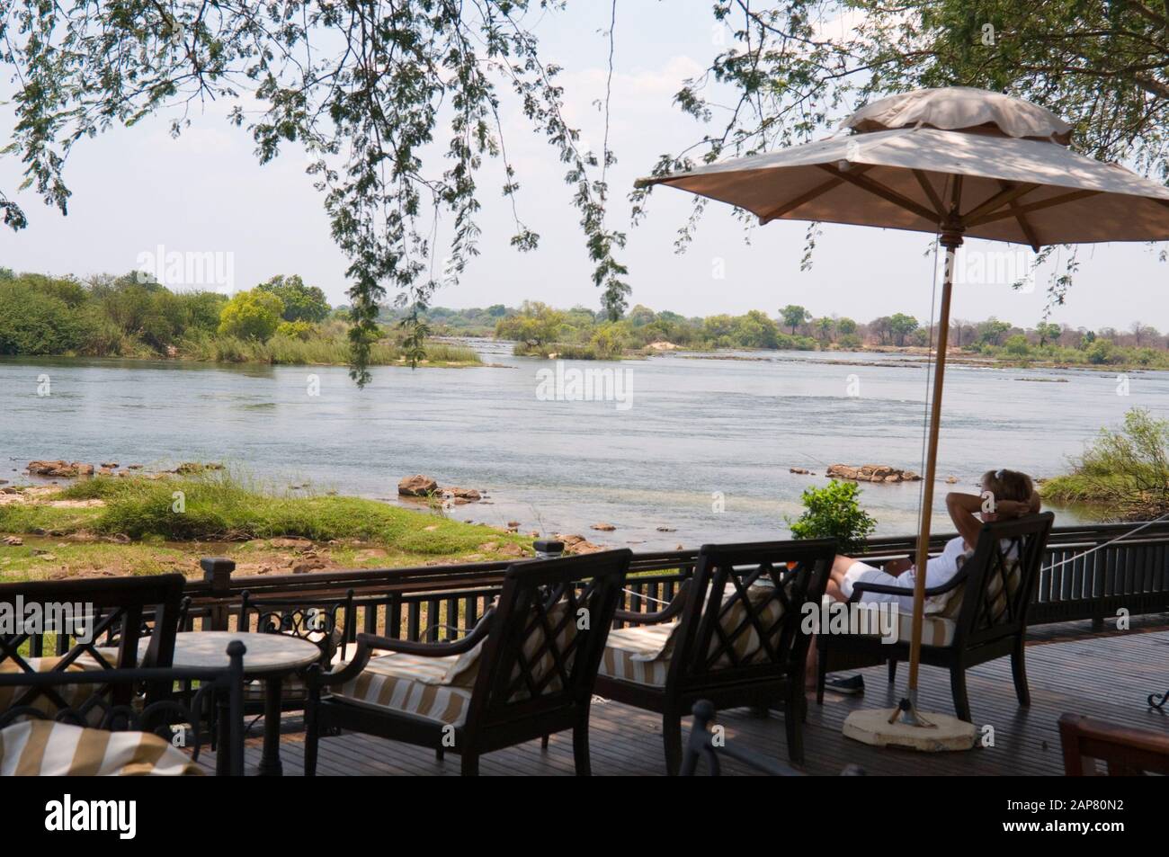 El Royal Livingstone Hotel está situado en el lado zambiano del río Zambezi, en el Parque Nacional Mosi-oa-Tunya, con acceso directo a las cataratas Victoria Foto de stock