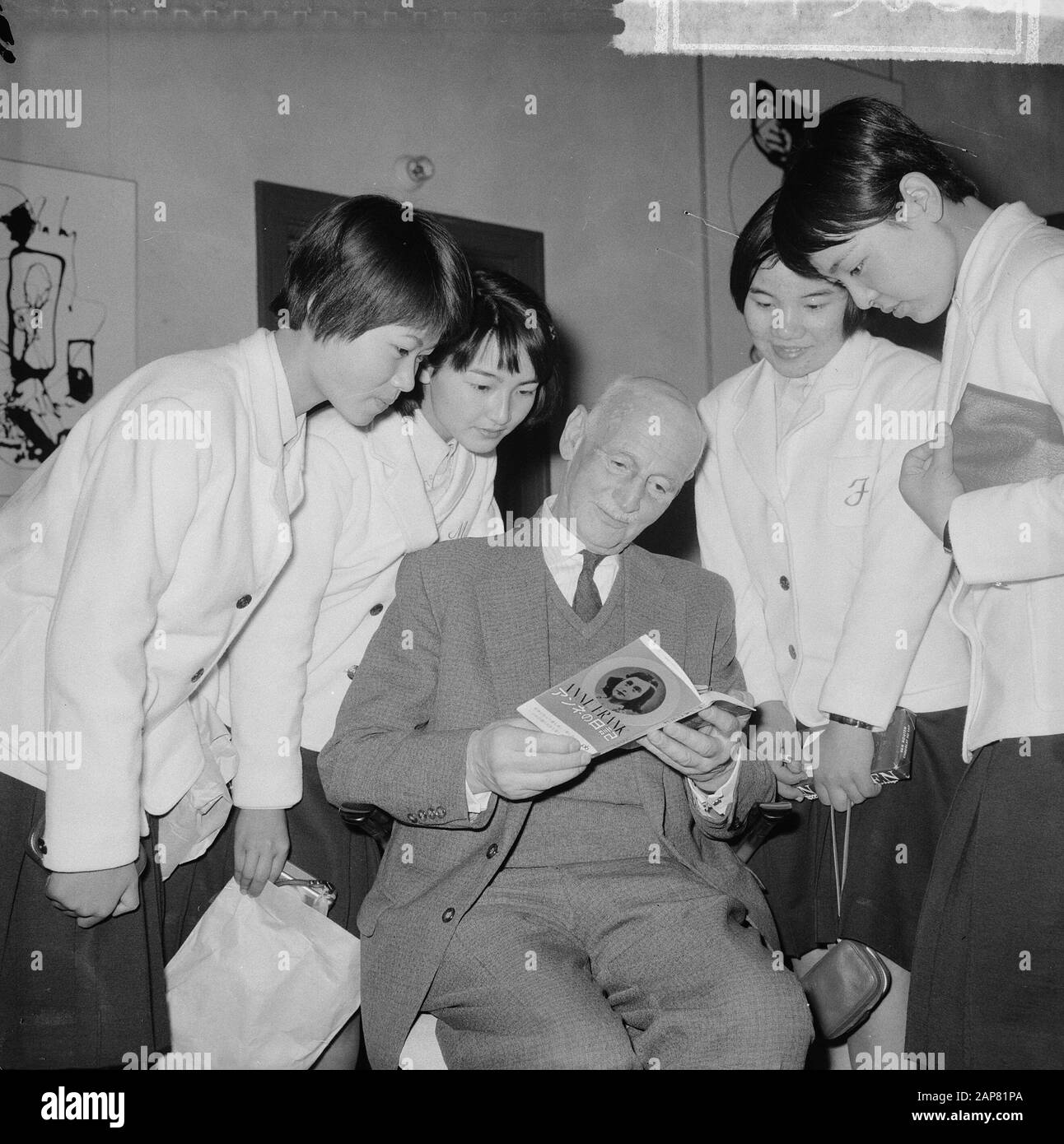 Anne Frankreis para cuatro chicas japonesas, el Sr. Otto Frank con una de  las ediciones japonesas del diario, en medio de las chicas Fecha: 23 de  marzo de 1965 palabras clave: Visitas,