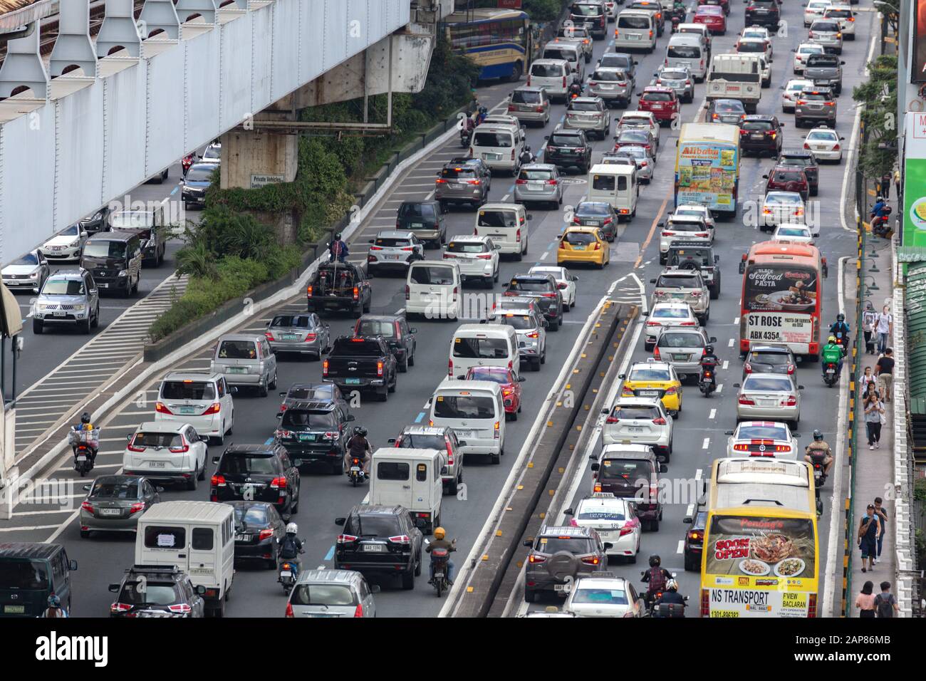 Manila, Filipinas - 20 de enero de 2020: Tráfico pesado, muchos coches en Edsa carretera en hora punta Foto de stock