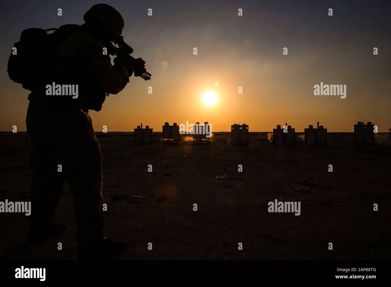 Bahrein (12 de enero de 2020) Marines con Fleet Anti-terrorism Security Team Central Command (FASTCENT) llevan a cabo capacitación de habilidad en habilidades de liderazgo. A lo largo de la tarde, los marines tenían sus habilidades de marksmanship de combate puestas a prueba ejecutando numerosos simulacros de rifle. “la gama está diseñada para que los infantes de marina cierren con combatientes enemigos en las proximidades y aumenten su precisión”, dijo el capitán Benjamin M Griffith, un comandante pelotón con FASTCENT. “Todo lo que hicimos a lo largo del día está orientado hacia el objetivo de poder trabajar juntos como un equipo”. FASTCENT ofrece expedicionaria Foto de stock