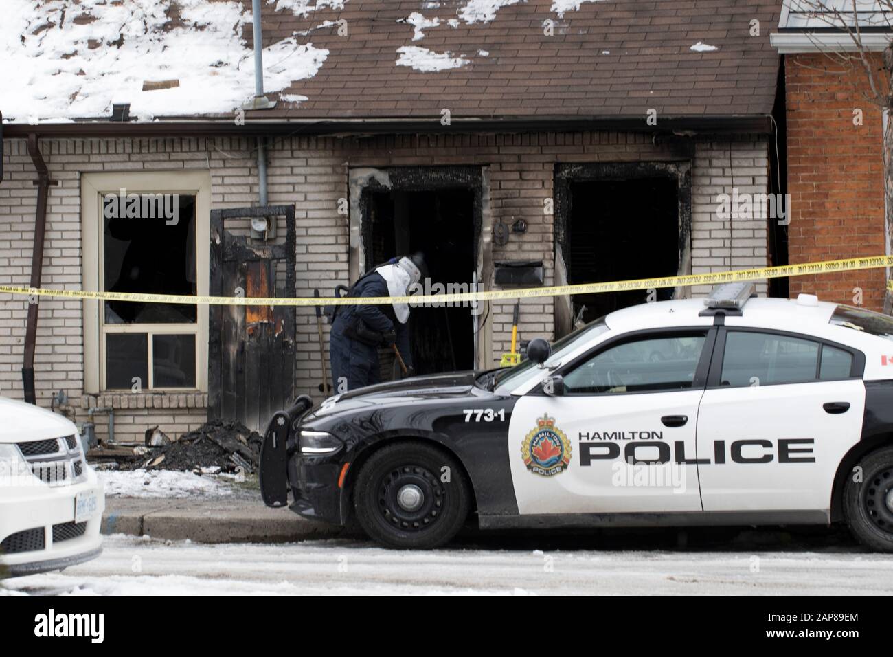 Ontario, Canadá 2020:incendio investigando incendio incendio. Policía bloqueando la investigación de la escena del crimen con cinta amarilla. Consecuencias de la casa destruida por el abeto Foto de stock