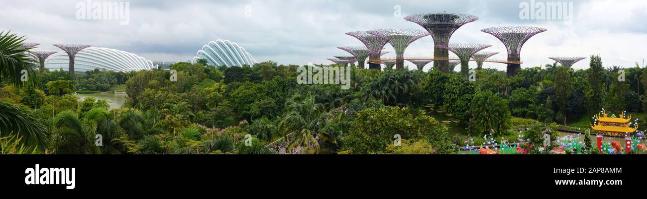 Singapur - 9 de septiembre de 2018 - amplia vista panorámica de los jardines junto a la bahía y la arboleda Supertree Foto de stock