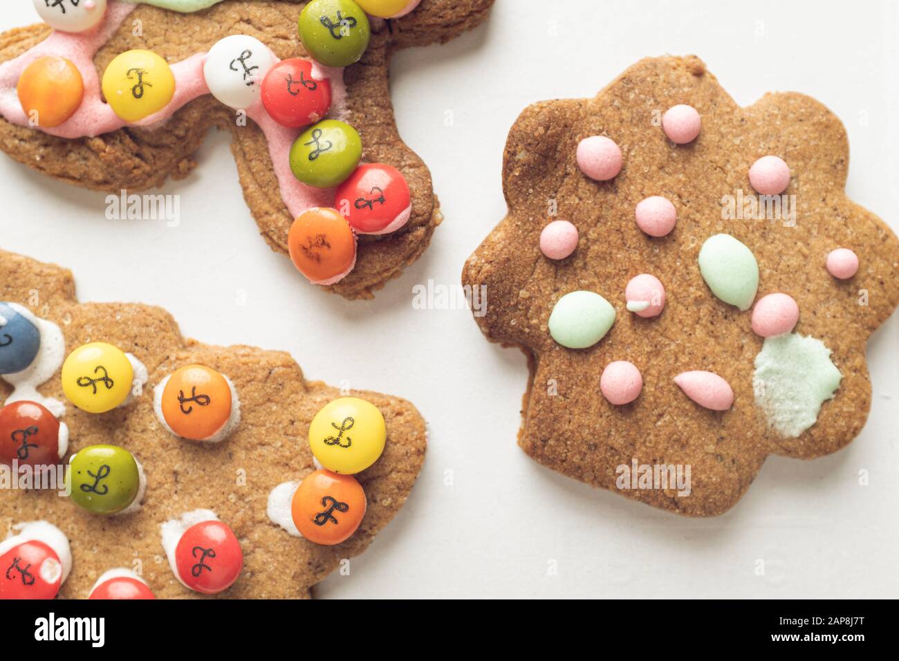 Galletas hechas a mano con crema y chocolate todavía en un fondo blanco Foto de stock