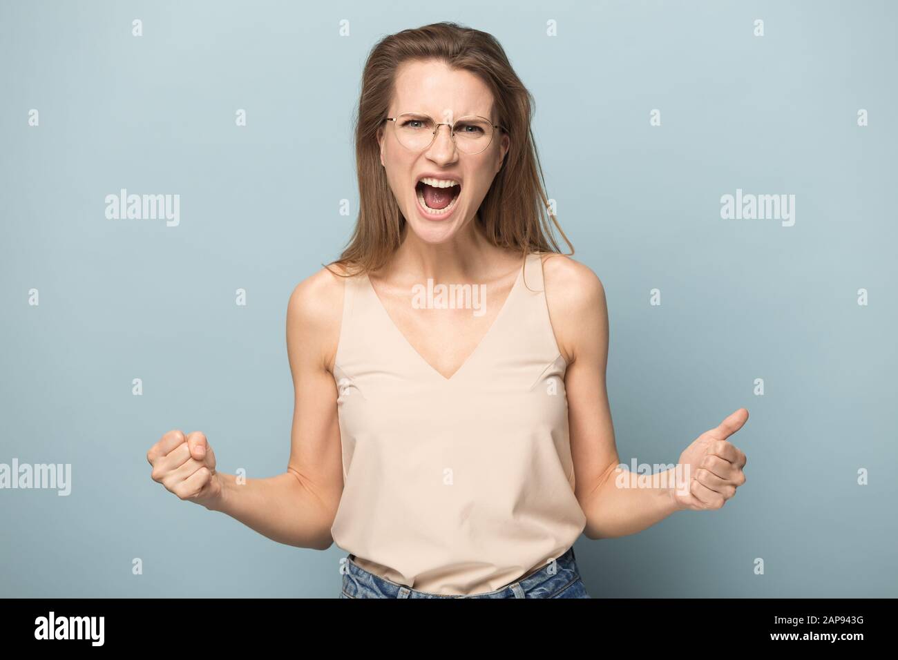 Mujer emocional mostrar fuerza y poder gritar de alegría Foto de stock