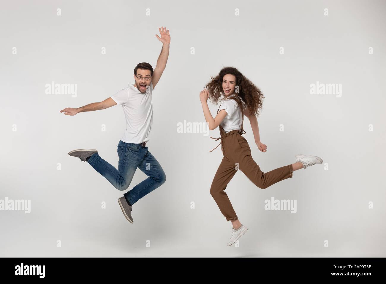 Joven alegre y feliz milenial niña saltando alto. Foto de stock