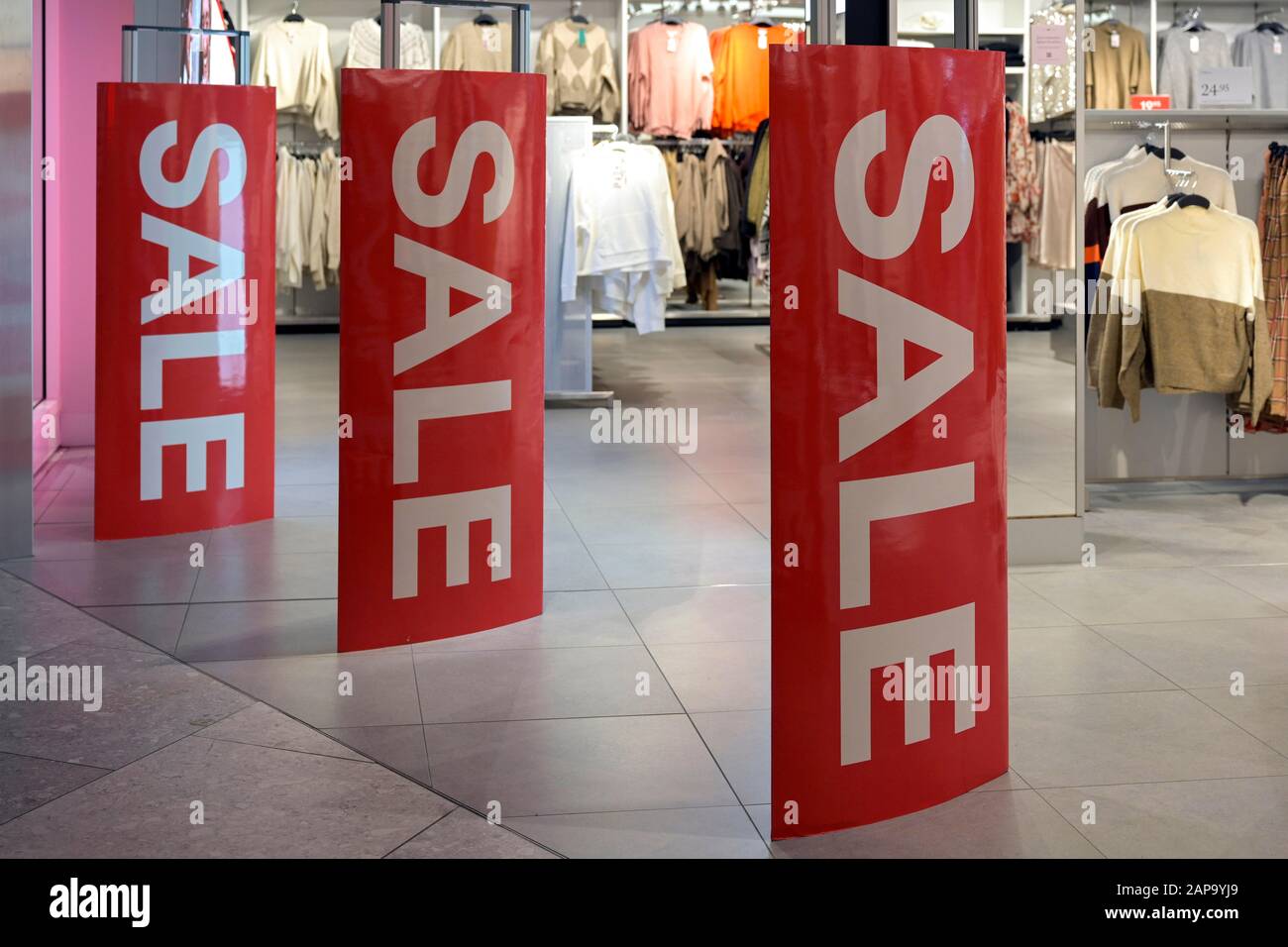 Venta, venta de carteles en frente de tienda de ropa, Mall of Switzerland, Ebikon, Suiza Foto de stock