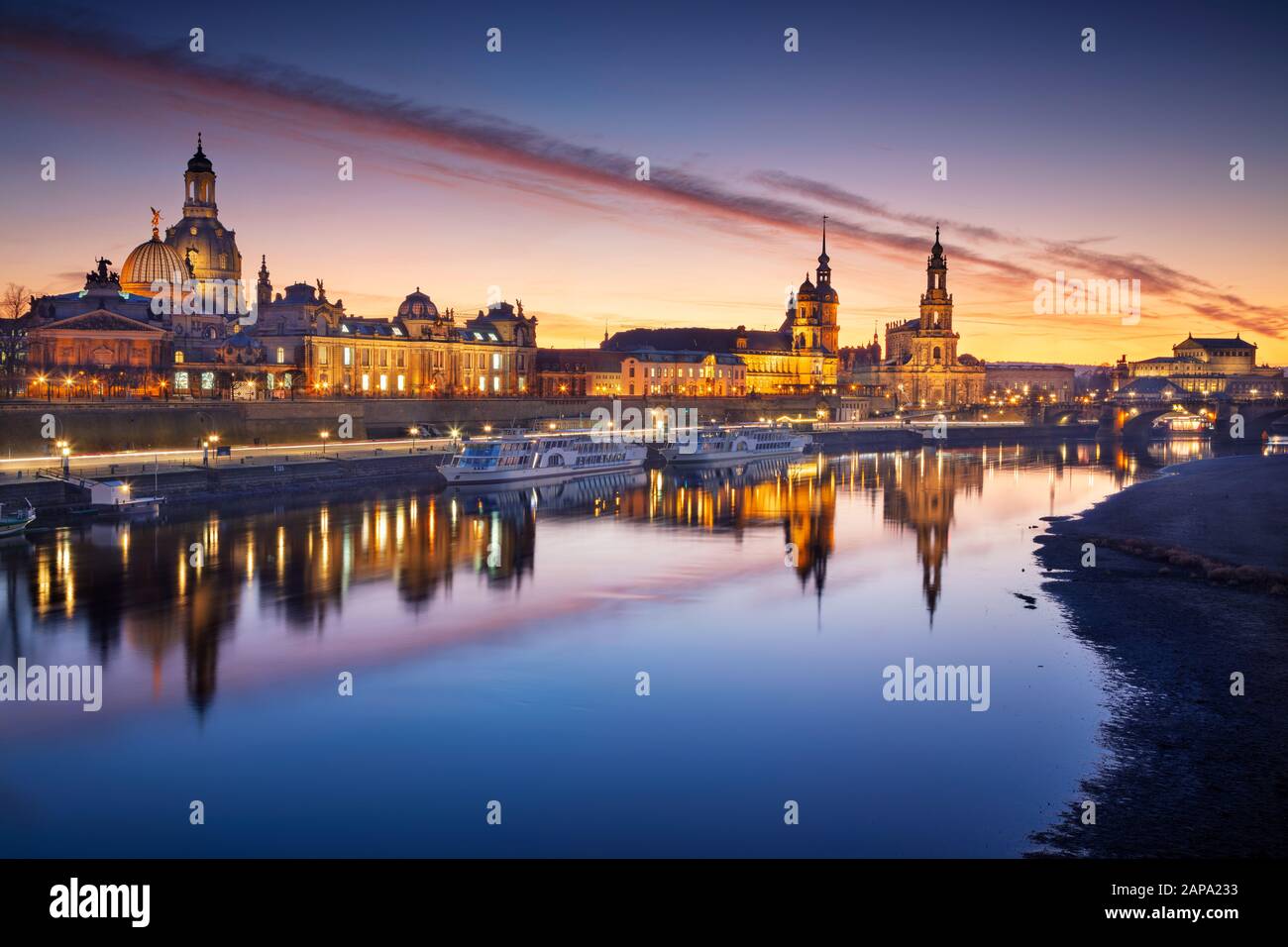 Dresde, Alemania. Imagen de Dresde, Alemania, con la Frauenkirche de Dresde y la catedral de Dresde durante la hermosa puesta de sol. Foto de stock