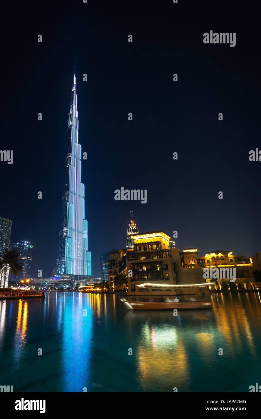 Burj Khalifa torre iluminada por la noche en Dubai, Emiratos Árabes Unidos Foto de stock