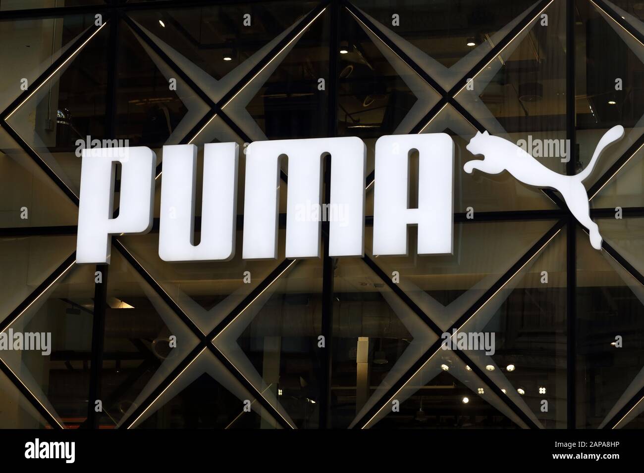 Un gigantesco logotipo de Puma sobre un fondo de cristal en su tienda  insignia en la Quinta Avenida de Manhattan, Nueva York, NY Fotografía de  stock - Alamy