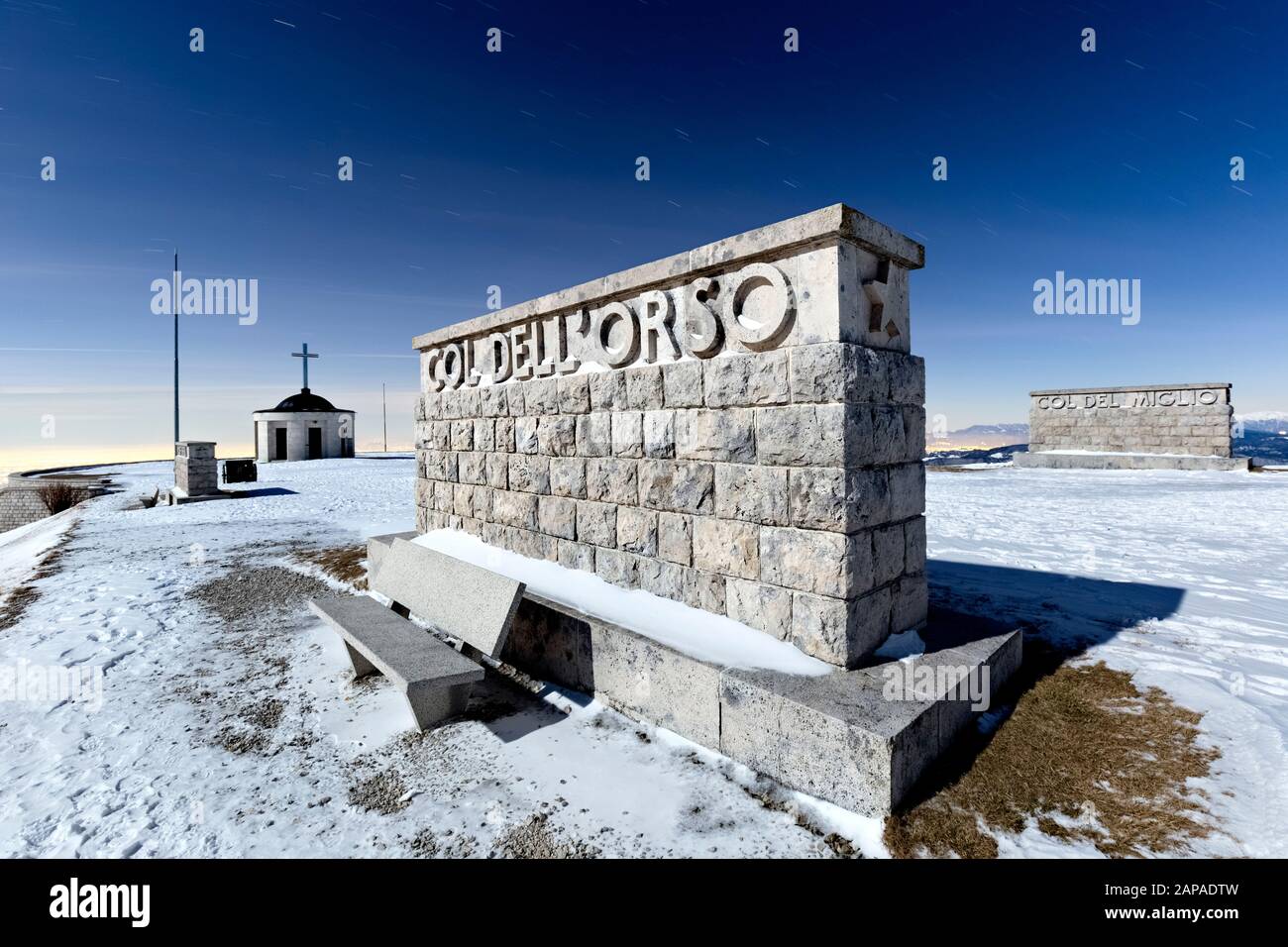 La piedra conmemorativa del Col dell'Orso en el osario militar del Monte Grappa. Treviso, Veneto, Italia, Europa. Foto de stock