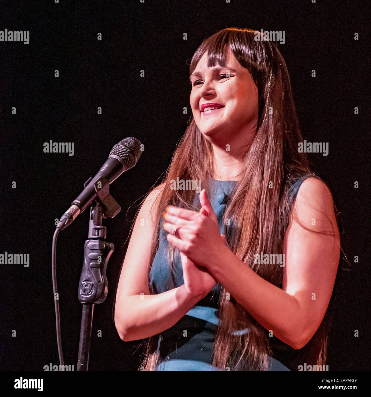 Samantha como Judith Durham en el espectáculo de homenaje 'Sounds Like the Seekers' en el Hub en Verwood, Dorset UK el 1 de marzo de 2019 Foto de stock