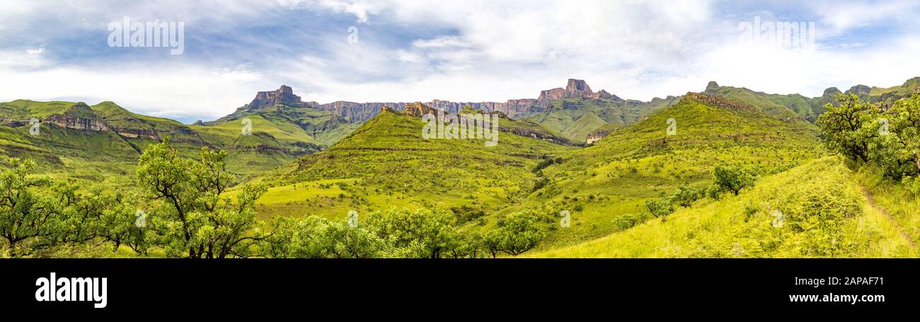 Panorama del anfiteatro y una ruta de senderismo hasta el casco De Policía, las montañas Drakensberg, el Parque Nacional Real Natal, Sudáfrica Foto de stock