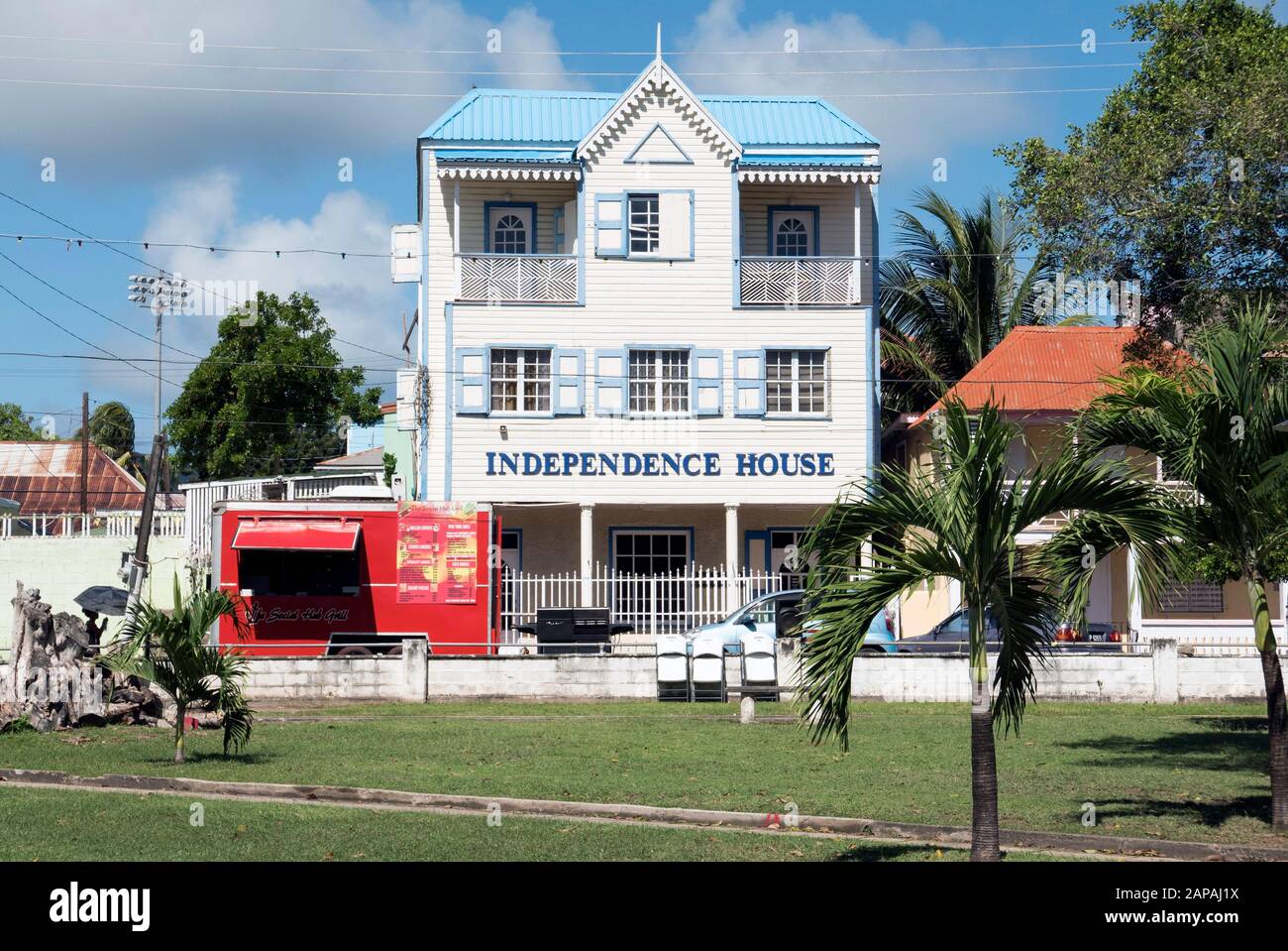 Edificio típico del Caribe de Saint Kitts situado en Basseterre Plaza de la Independencia Foto de stock