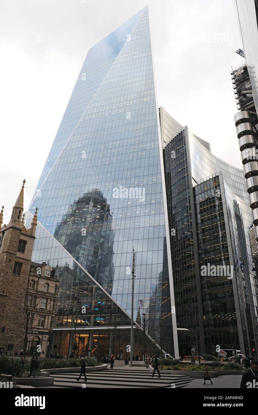 El edificio de Gherkin se ve reflejado en el rascacielos de Scarpel en Londres, Inglaterra Foto de stock