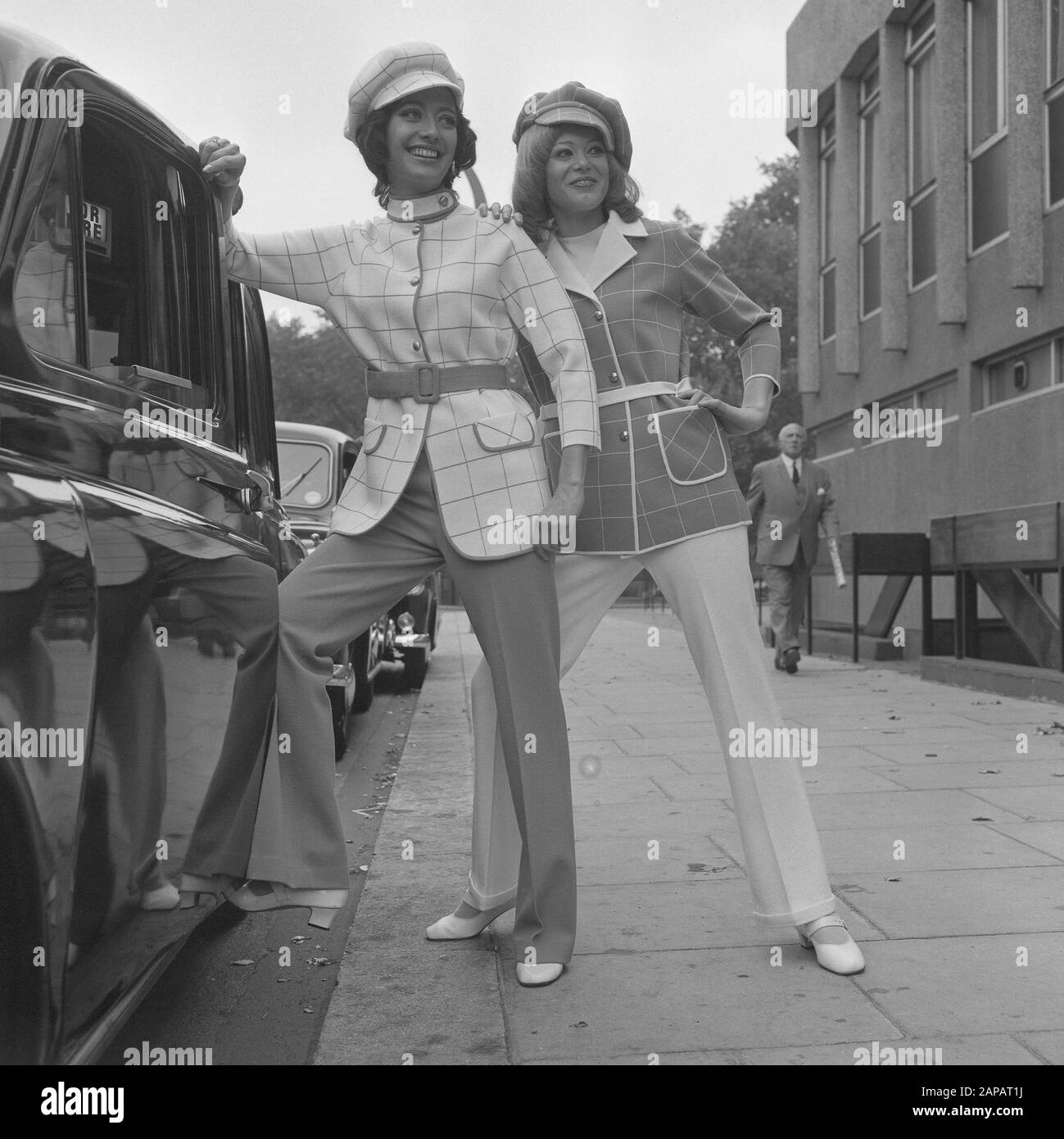 Lenna Lang (l) y Jan Burdette, se asemejan a los estudiantes en sus trajes  de pantalones y gorras de la Eminent Woolen Knitting Factory de Hong Kong.  La ropa de punto de