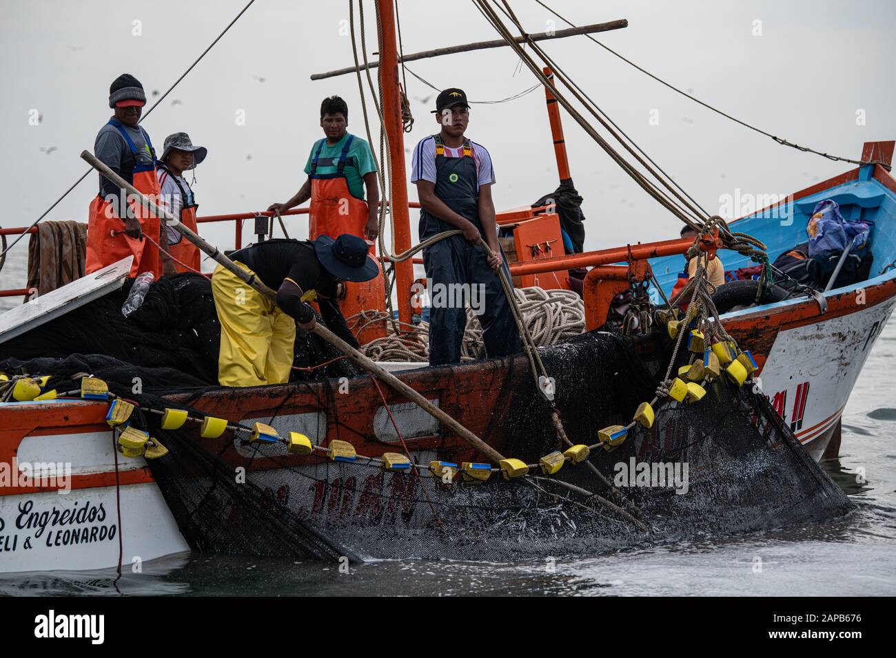 Barcos de pesca peruana fotografías e imágenes de alta resolución - Alamy