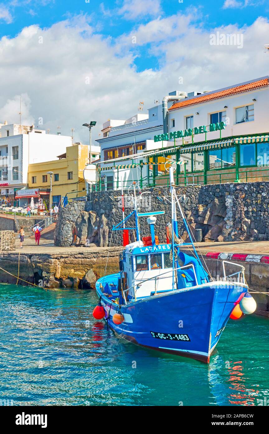 Los Abrigos, Tenerife, España - de diciembre de 2019: Restaurantes de barcos de pesca y mariscos frente al mar en la ciudad de los Abrigos, Islas Canarias de stock - Alamy