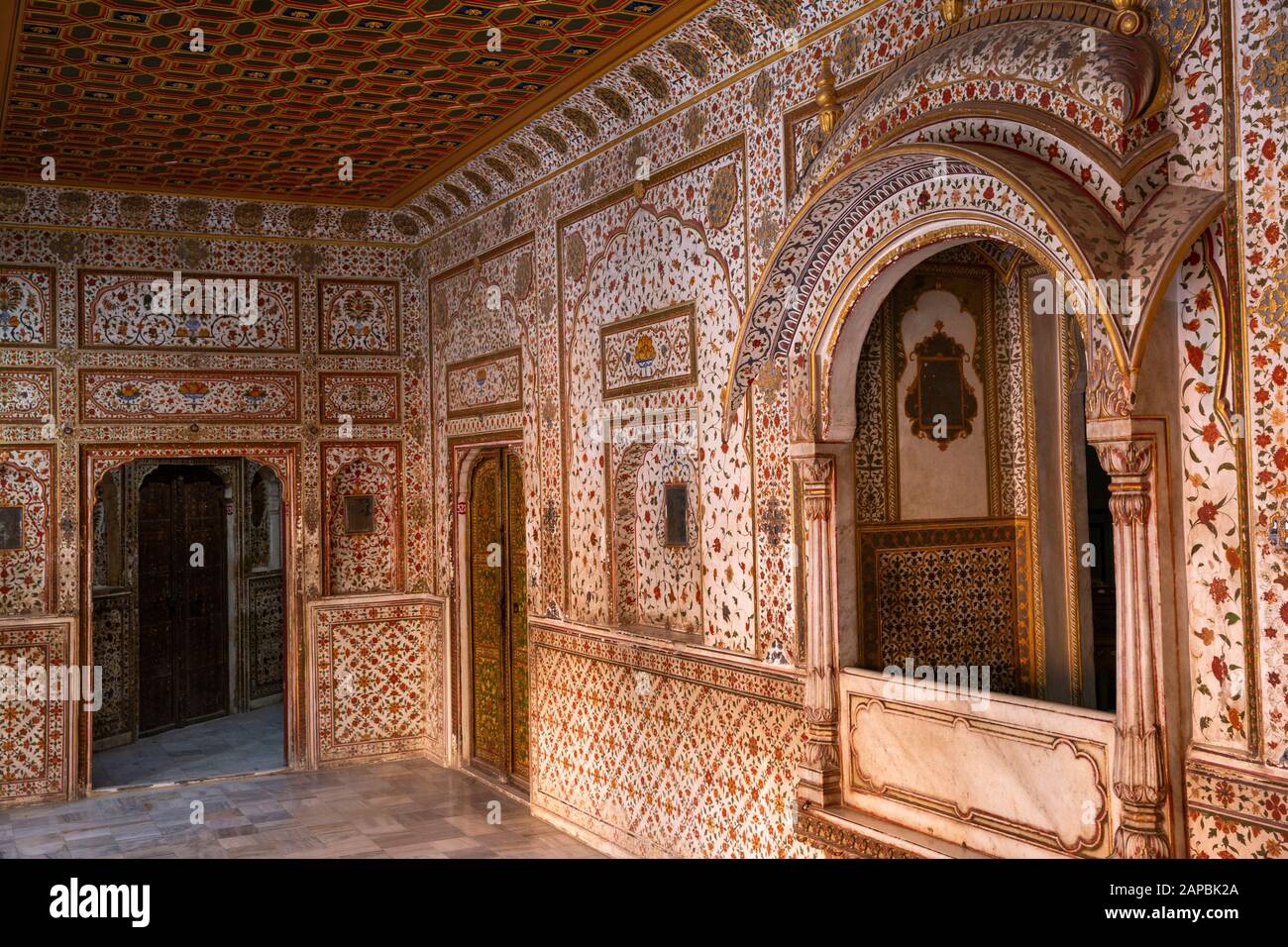 India, Rajasthan, Shekhawati, Bikaner, centro de la ciudad, fortaleza de Junagarh, Gaj Mandir, adornó los cuartos pintados de Maharaja Gaj Singh Foto de stock
