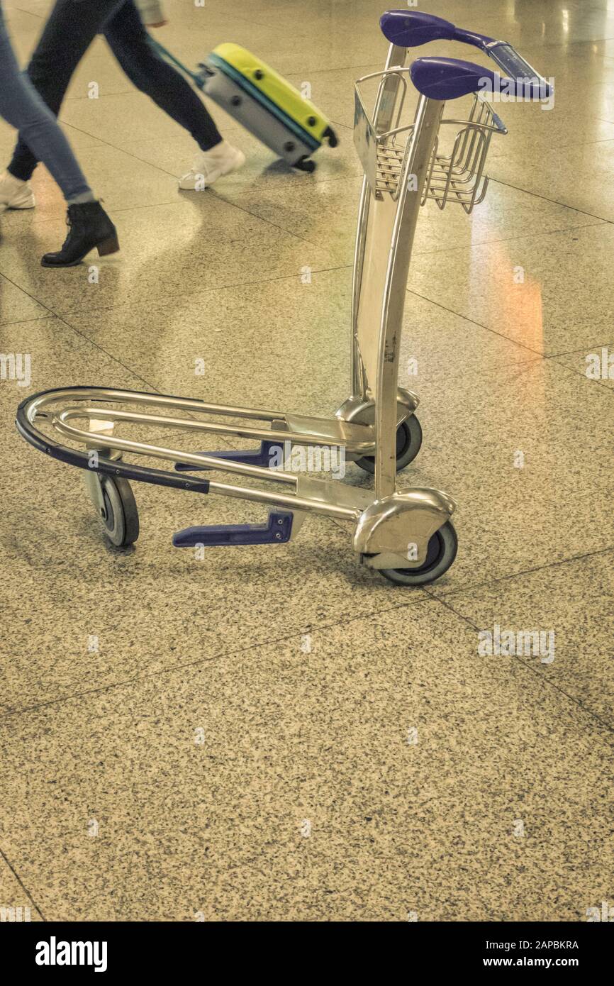 El tranvía de equipaje abandonado en el aeropuerto Foto de stock