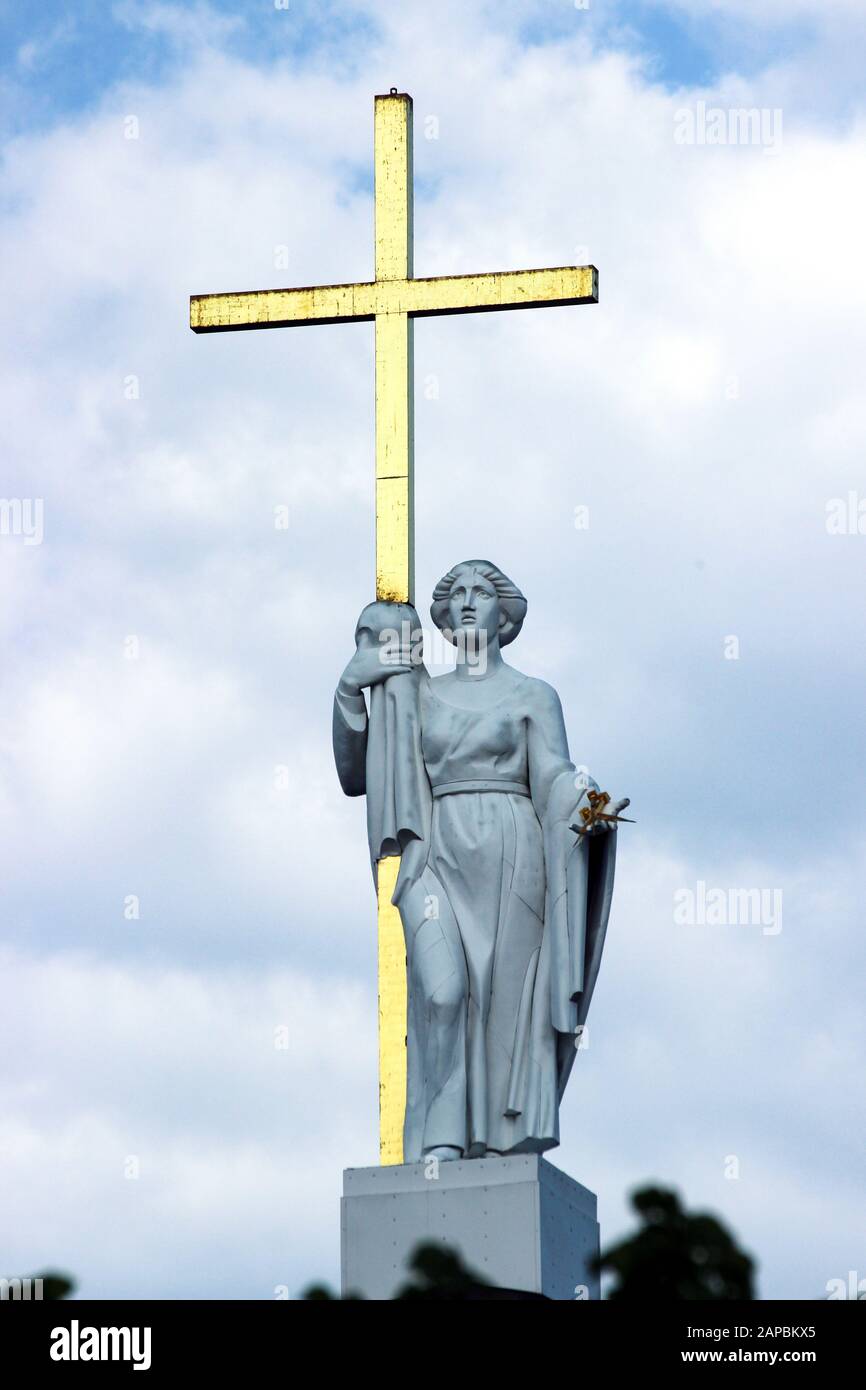 Estatua con cruz dorada en la parte superior de la Catedral Basílica de San Estanislao y San Ladislao en Vilnius, Lituania Foto de stock