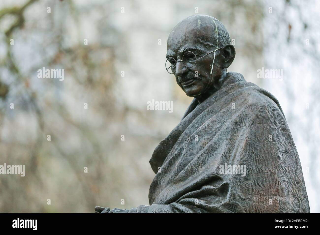 Londres, Reino Unido. 22 de enero de 2020. Estatua de Mahatma Gandhi en la Plaza del Parlamento de Londres. Mahatma Gandhi nació el 2 de octubre de 1869 en Porbandar, en Gujarat, India. El 30 de enero de 1948, un fanático hindú, Nathuram Godse disparó a Mahatma Gandhi muerto en una reunión de oración en Delhi. Crédito: Dinendra Haria/Sopa Images/Zuma Wire/Alamy Live News Foto de stock