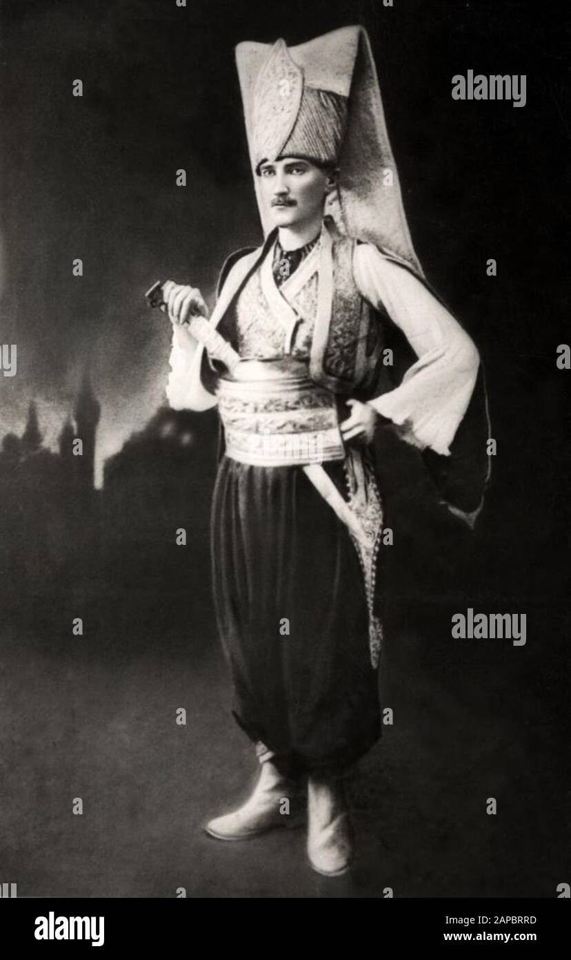 Mustafa Kemal Atattaturk) durante una fiesta de disfraces en ropa de  Janitsaren, antes de 1924 Fotografía de stock - Alamy