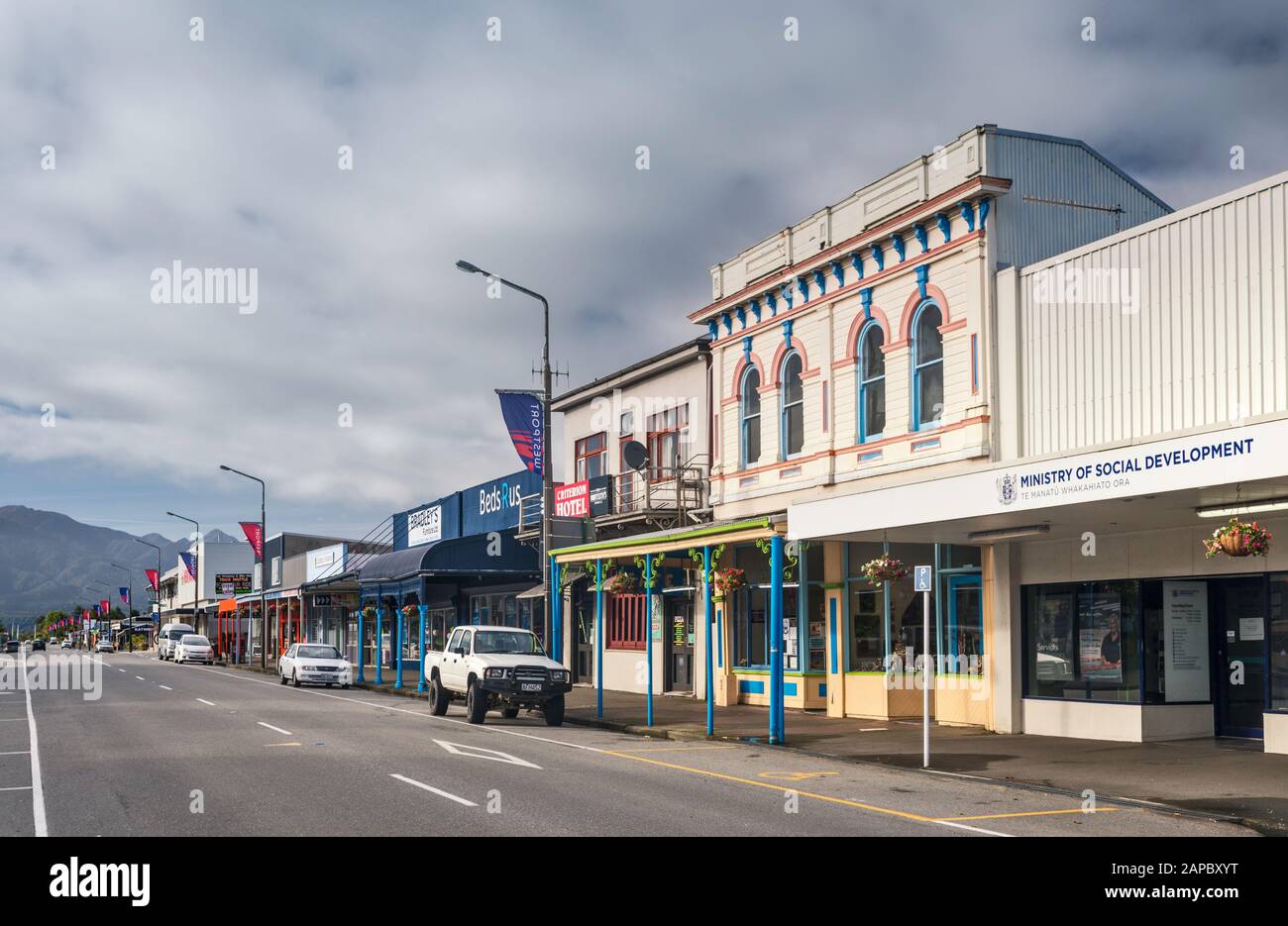 Tiendas En Palmerston Street En Westport, West Coast Region, South Island, Nueva Zelanda Foto de stock