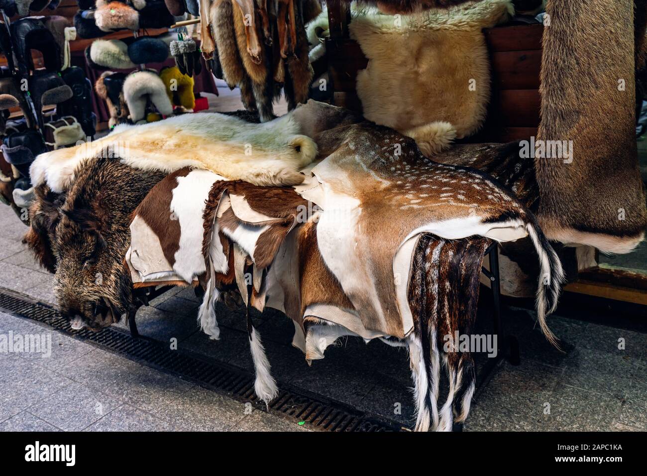 Pieles de ciervo con peletería en venta en tiendas de souvenirs de  Budapest, Hungría Fotografía de stock - Alamy