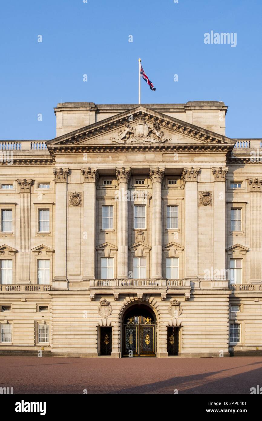 La fachada del Palacio de Buckingham, residencia oficial de la Reina de Inglaterra, Westminster, Londres Foto de stock