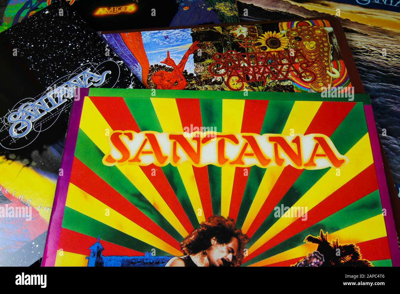 Viersen, Alemania - 6 De Enero. 2020: Ver las portadas de la colección de  discos de vinilo Carlos Santana Fotografía de stock - Alamy