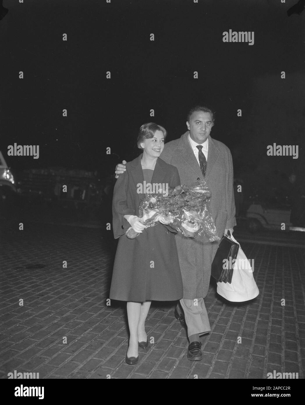 Llegada Giulietto Masina En Frederico Fellini En Schiphol Fecha: 1 De Octubre De 1958 Ubicación: Noord-Holland, Schiphol Palabras Clave: Llegada Foto de stock