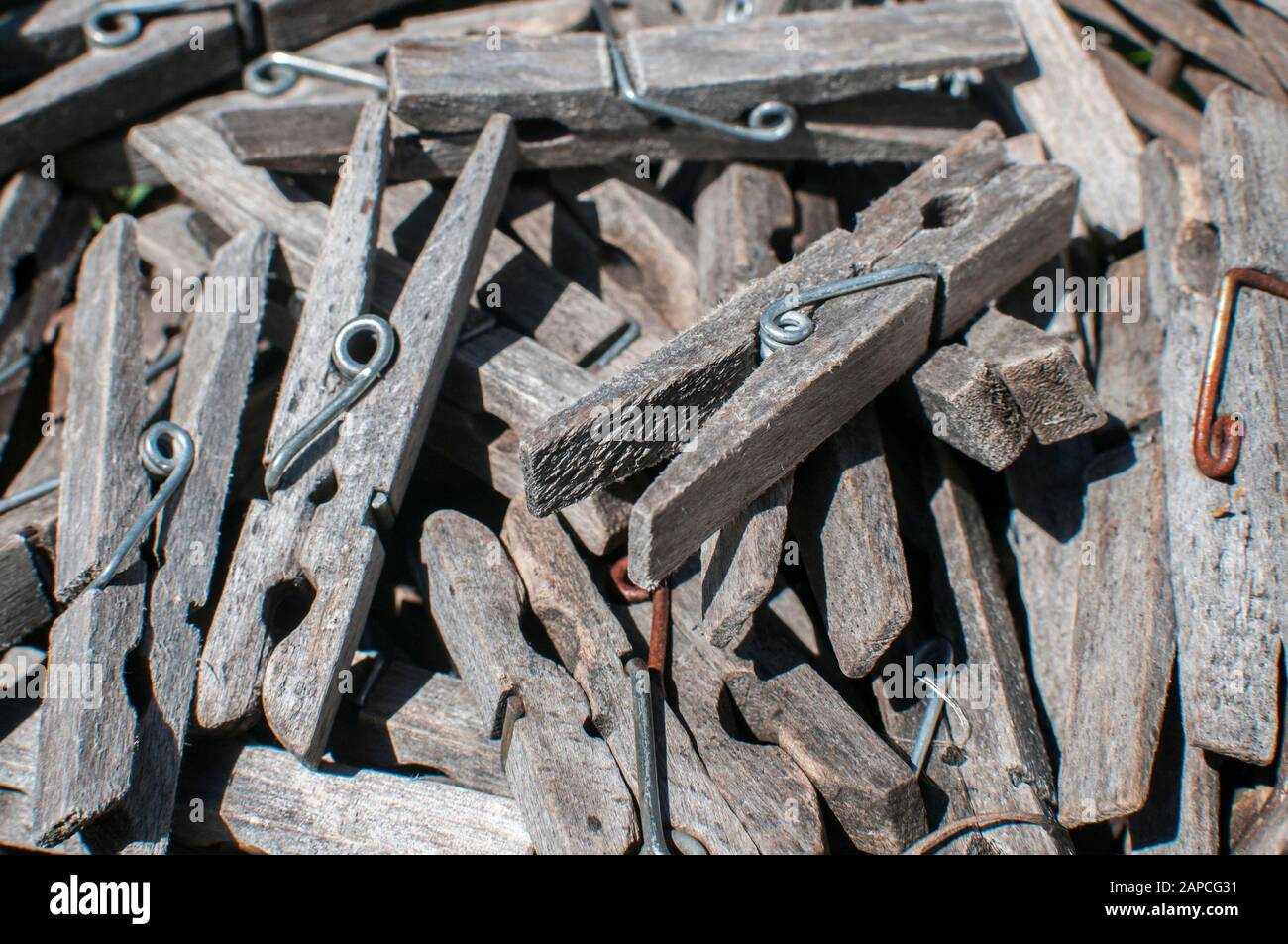 Pila de abrazaderas de madera desgastada para ropa closeup en cesta de  láminas Fotografía de stock - Alamy