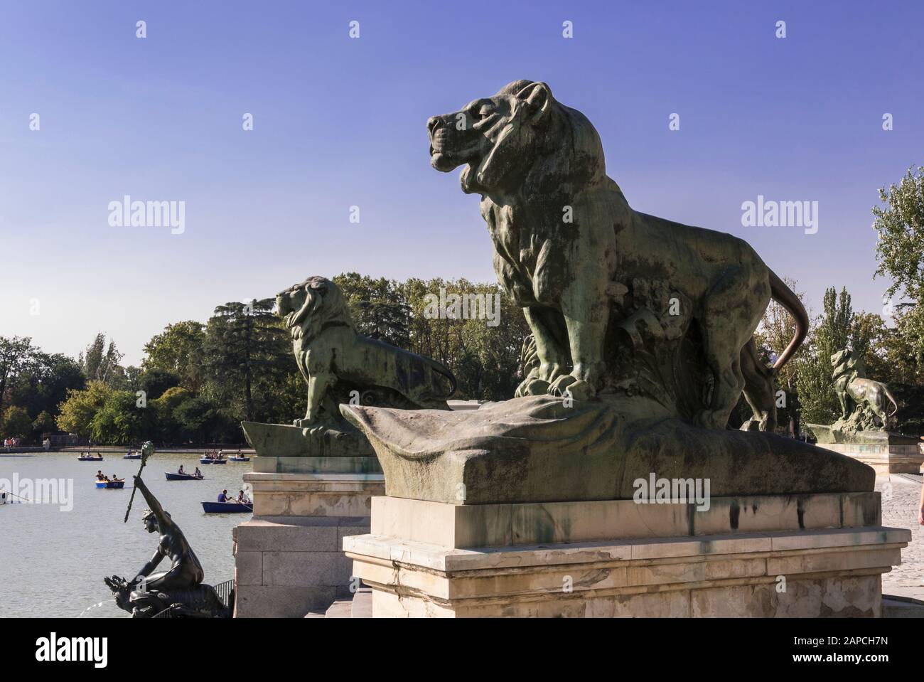 Dos estatuas de león junto al lago en el Parque del Retiro en Madrid, España Foto de stock