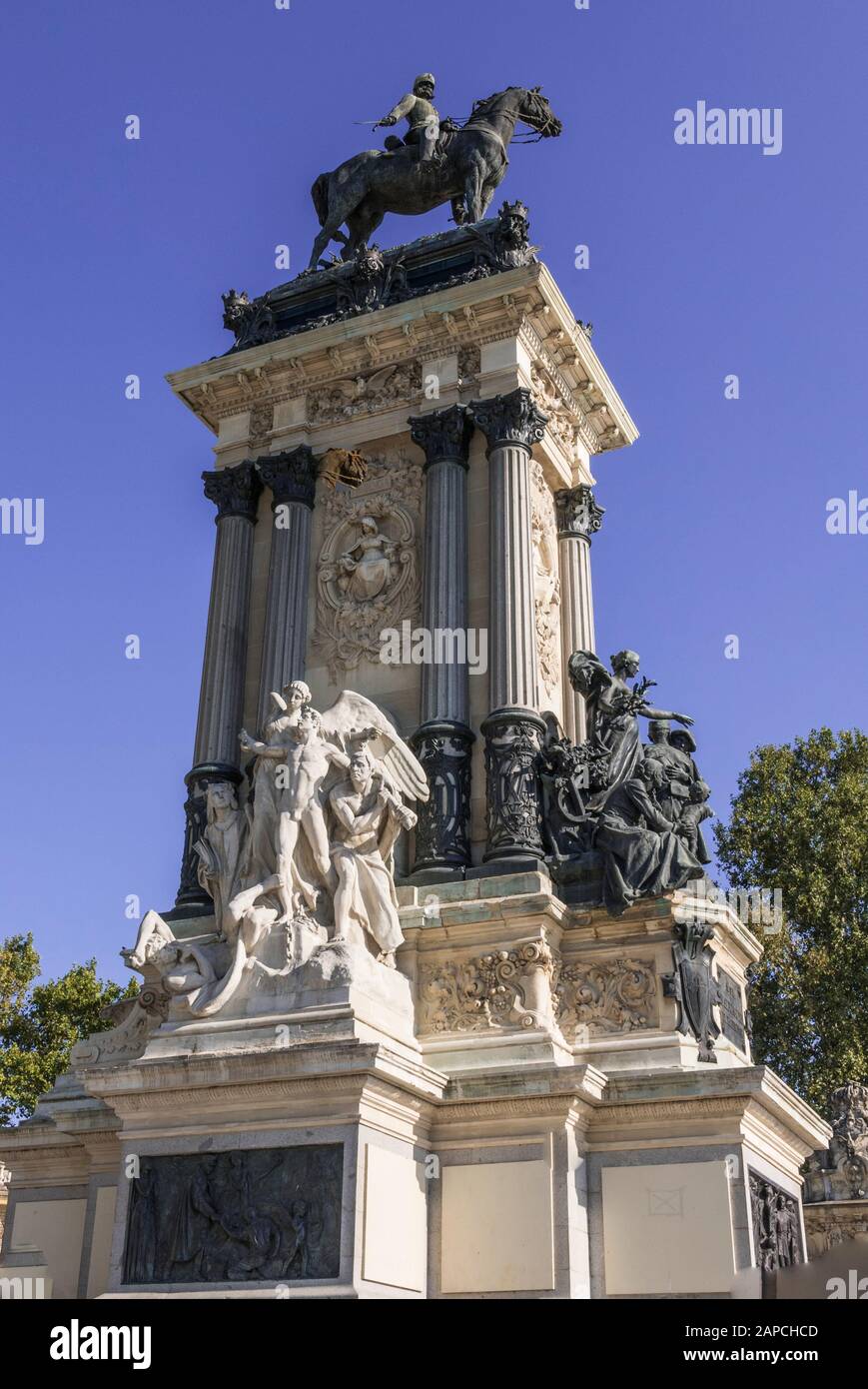 Monumento Al Rey Alfonso Xii En El Parque Del Retiro, Madrid, España Foto de stock